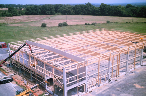 Construction de la charpente en bois lamellé collé