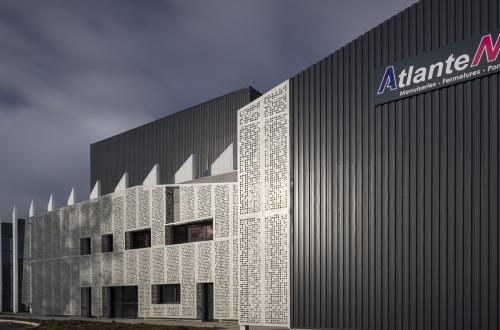 Charpente en bois lamellé-collé pour usine industrielle