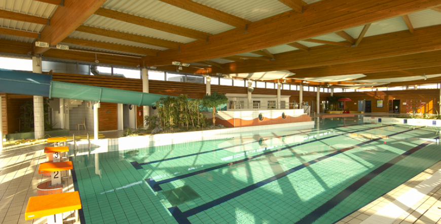 Charpente vue de l'intérieur de la piscine