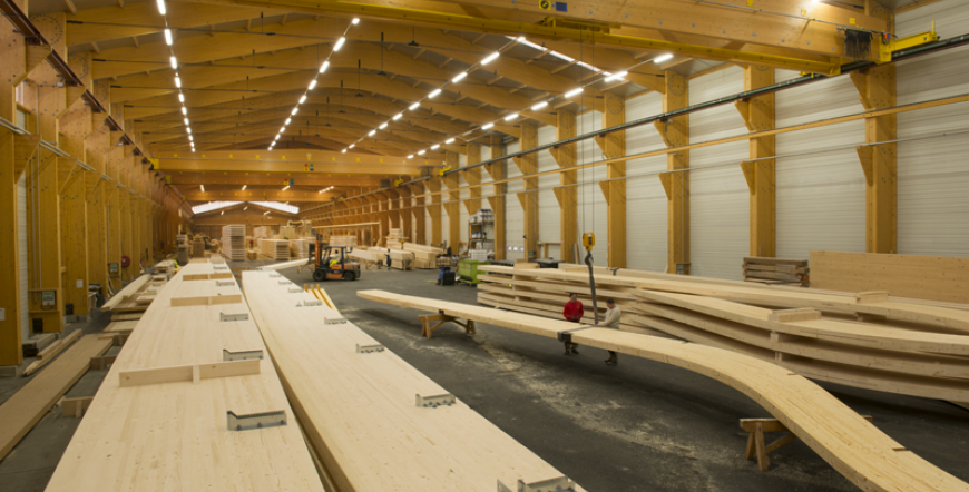 Le hall de fabrication en bois lamellé collé chez Charpentes Fournier