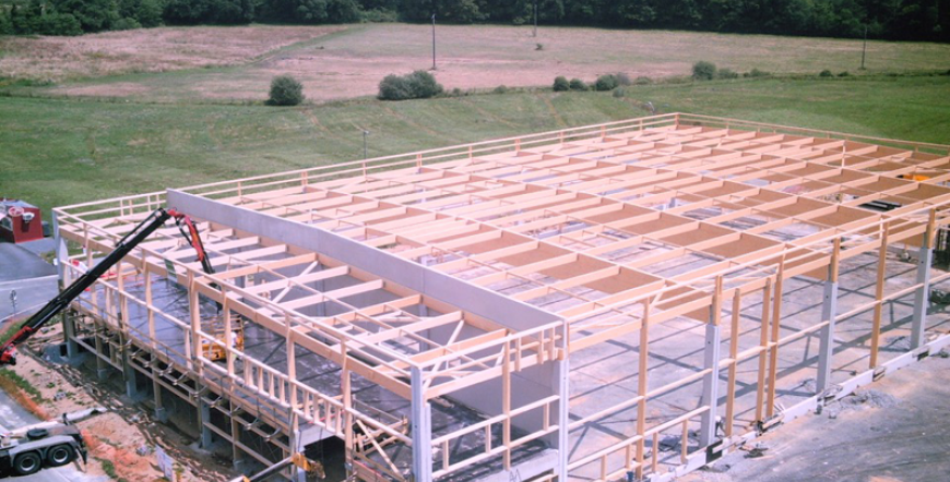 Construction de la charpente en bois lamellé collé