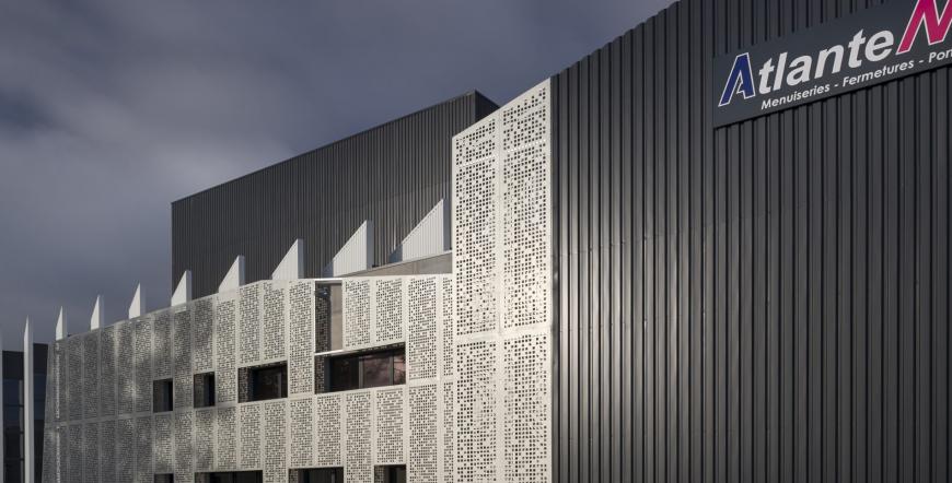 Charpente en bois lamellé-collé pour usine industrielle