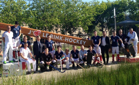 l'équipe des charpentes fournier posant devant la crosse géante