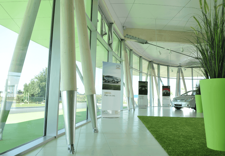 structure en bois lamellé collé pour concession automobile