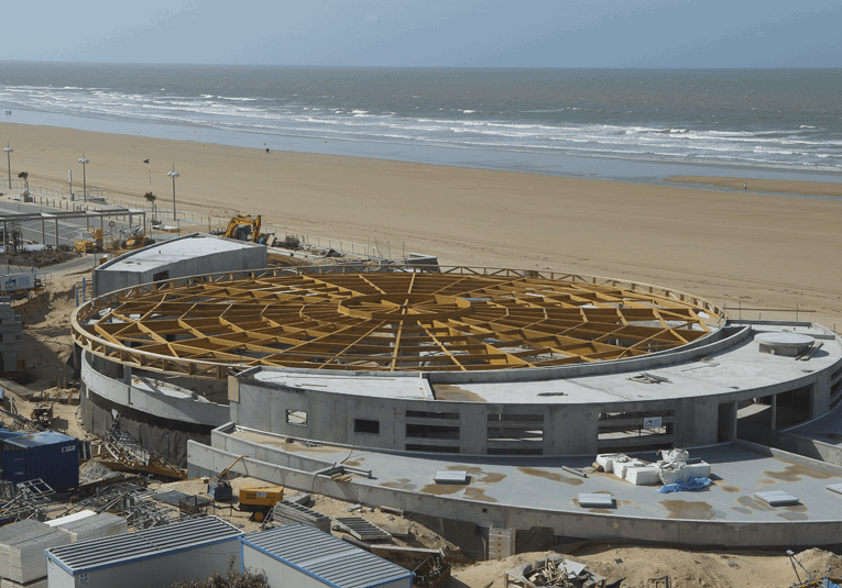 charpente en bois lamellé collé pour un centre aquatique