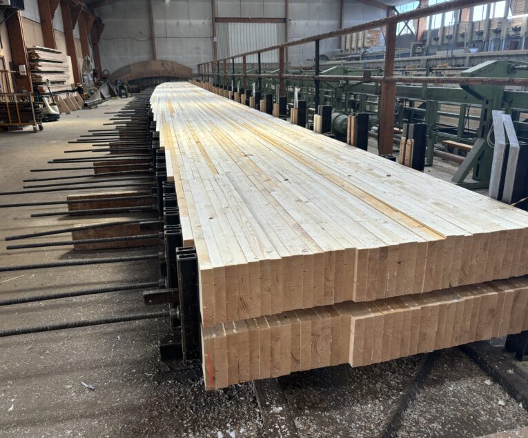 Presse pour Fabrication bois lamellé collé - Atelier charpentes Fournier