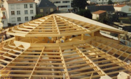 photo d'archive d'un chantier de construction des charpentes fournier