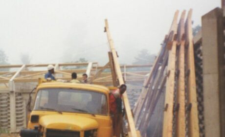 photo d'archive d'un chantier de construction des charpentes fournier