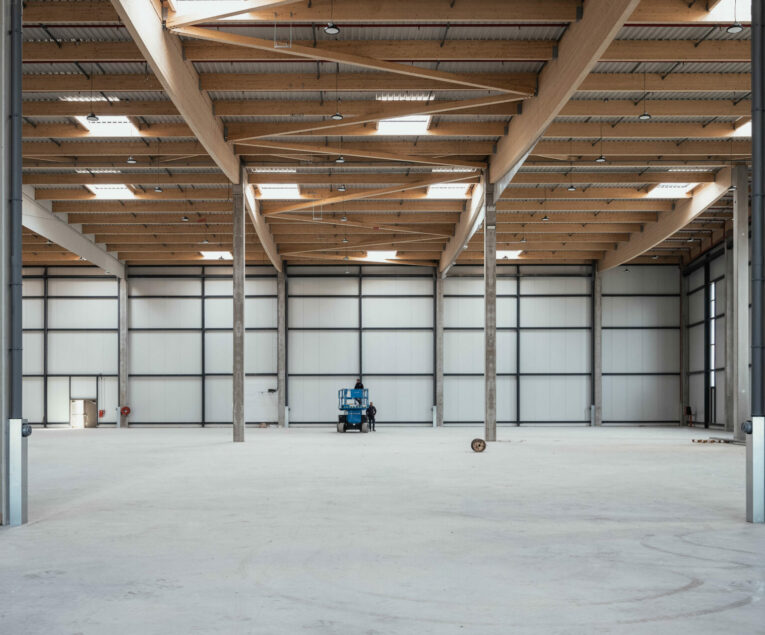 Charpente en bois lamellé collé pour entrepôt logistique