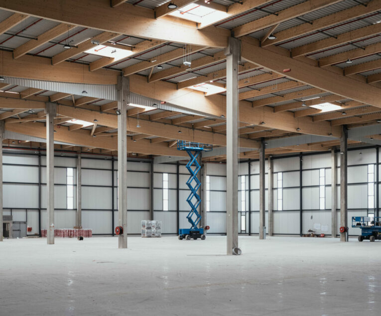Charpente en bois lamellé collé pour entrepôt logistique