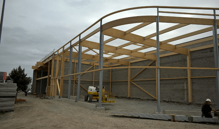 fabrication d'une charpente en bois lamellé collé pour un cinéma