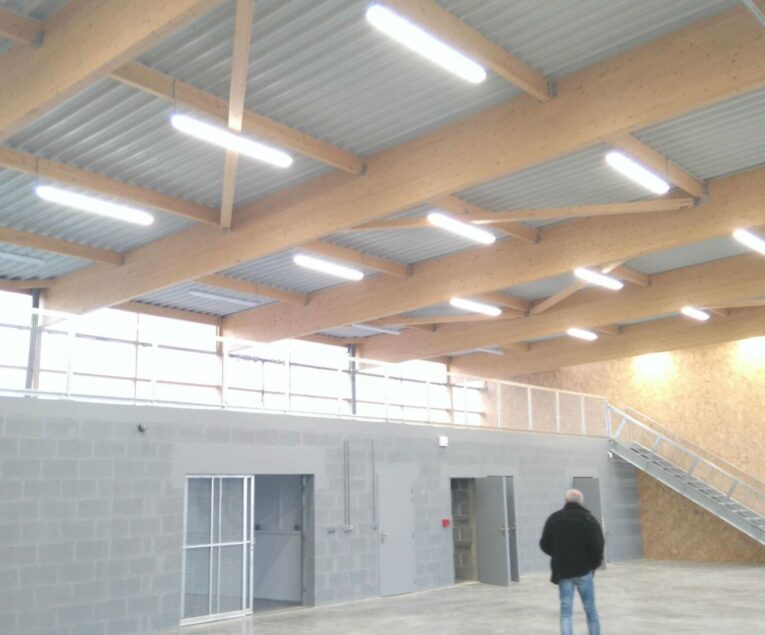 charpente en bois lamellé collé pour un entrepot municipal