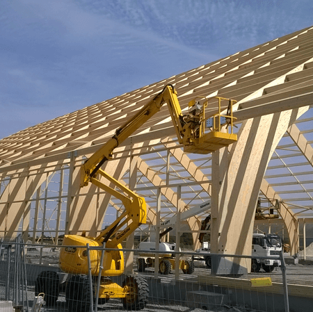 fabrication d'une charpente en bois lamellé collé pour un entrepot logistique