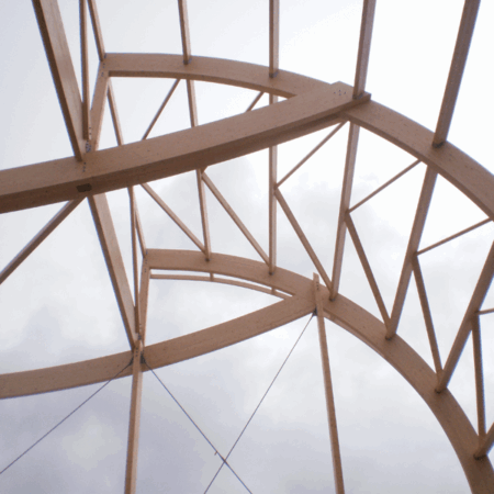 fabrication d'une charpente en bois lamellé collé pour un complexe sportif