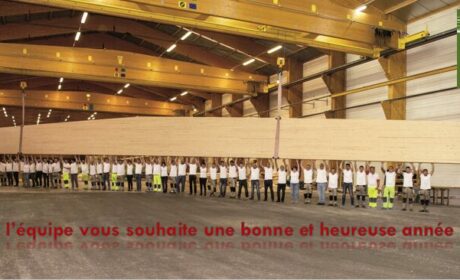 l'équipe de charpente fournier portant une poutre en bois lamellé collé